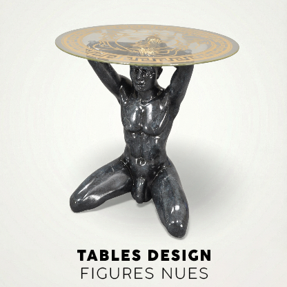 Table basse design avec pi&egrave;tement sculpture homme nu agenouill&eacute; et plateau en verre &agrave; motifs dor&eacute;s. Texte : TABLES DESIGN FIGURES NUES
