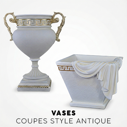 Paire de vases d&eacute;coratifs style antique : une urne blanche avec anses dor&eacute;es et un pot carr&eacute; avec drap&eacute; sculpt&eacute;. Texte : VASES COUPES STYLE ANTIQUE